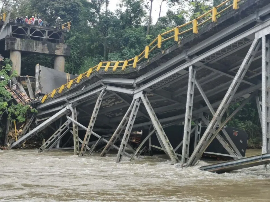 Los transportadores de carga y pasajeros y Quindío Zona Franca son los grandes perjudicados con el colapso del puente que une esta región del país con el Valle del Cauca. Los transportadores de carga y pasajeros y Quindío Zona Franca son los grandes perjudicados con el colapso del puente que une esta región del país con el Valle del Cauca.