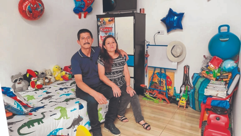José Alonso Velásquez y su esposa, Adriana Martínez, beneficiarios del subsidio de mejoramiento de vivienda en el barrio San Sebastián. José Alonso Velásquez y su esposa, Adriana Martínez, beneficiarios del subsidio de mejoramiento de vivienda en el barrio San Sebastián.