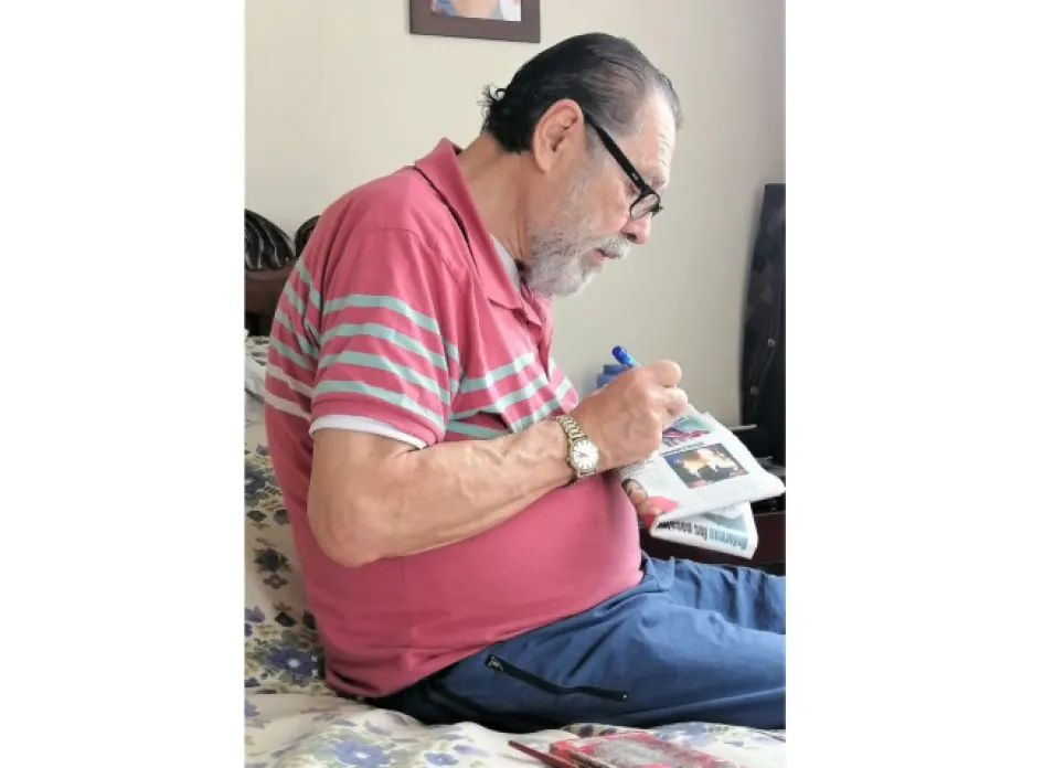 Jesús María Marulanda en su proceso matutino de pintura de las miniaturas. Jesús María Marulanda en su proceso matutino de pintura de las miniaturas.