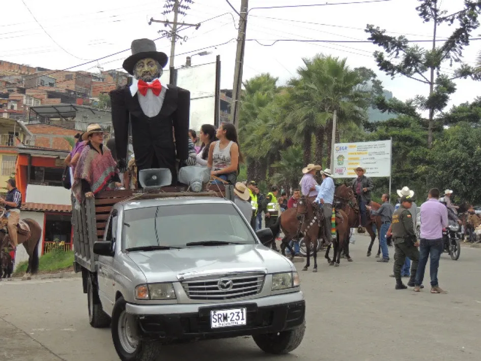 Judas es paseado por las calles de Neira hasta llegar al estadio municipal que es el sitio donde será quemado. Judas es paseado por las calles de Neira hasta llegar al estadio municipal que es el sitio donde será quemado.