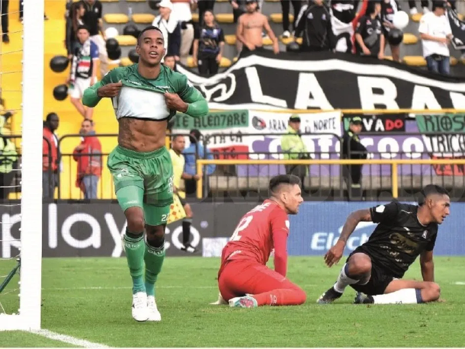 Gerardo Ortiz y Jorge Cardona, vencidos, ayer en el estadio de Techo, de Bogotá. El Once Caldas perdió 4-1 con La Equidad y es penúltimo en la tabla. Gerardo Ortiz y Jorge Cardona, vencidos, ayer en el estadio de Techo, de Bogotá. El Once Caldas perdió 4-1 con La Equidad y es penúltimo en la tabla.