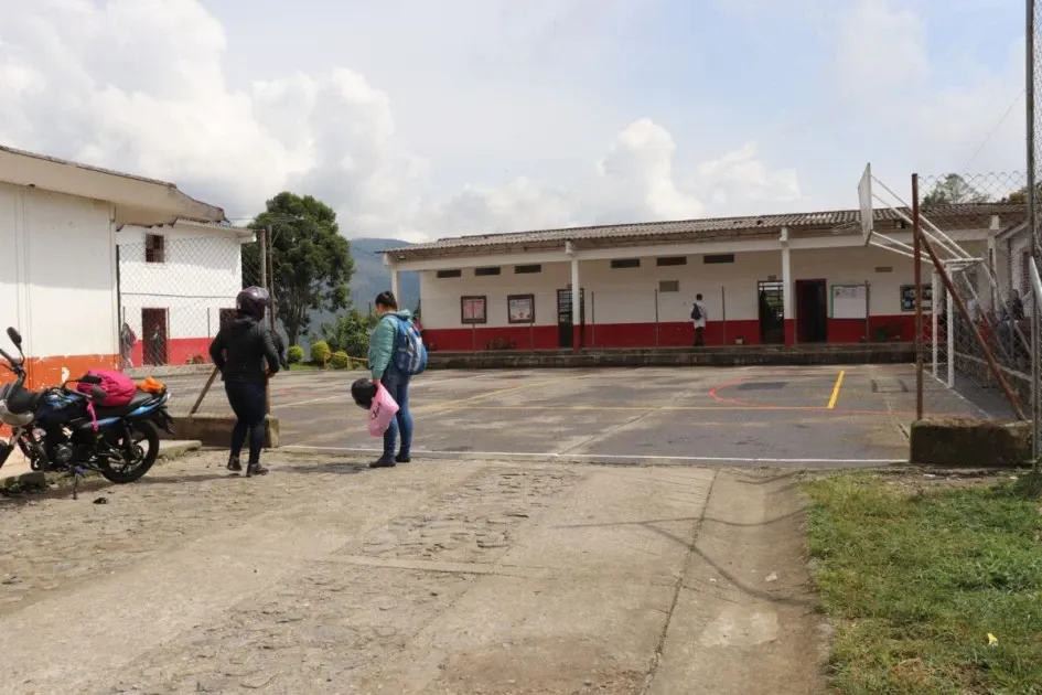 Los vehículos particulares transitan por la institución, con el riesgo de causar un accidente. Los vehículos particulares transitan por la institución, con el riesgo de causar un accidente.