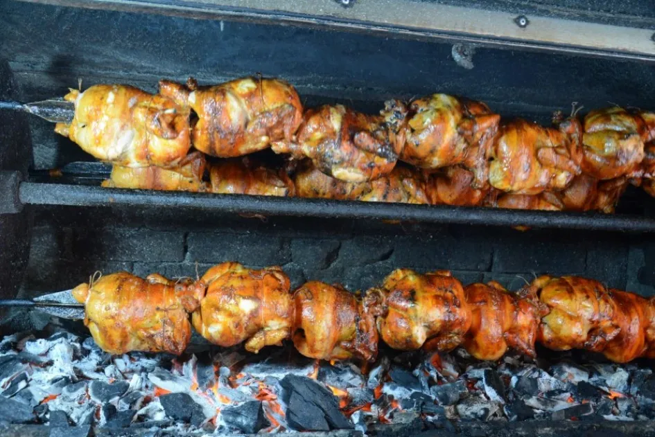 Restaurante de pollo asado El centro de Manizales tiene un sabor especial. Los restaurantes de pollo siguen creciendo, debido a la alta demanda de Manizales y del Eje Cafetero