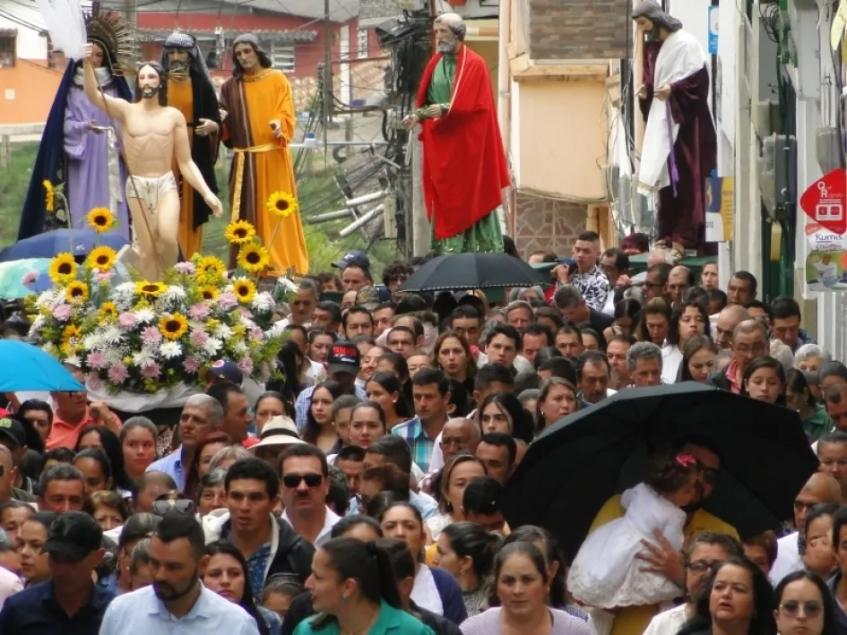 Pensilvania. Desde el cementerio San Vicente de Paúl hasta el templo parroquial Nuestra Señora de Los Dolores se cumplió la procesión del último día de la Semana Mayor. Pensilvania. Desde el cementerio San Vicente de Paúl hasta el templo parroquial Nuestra Señora de Los Dolores se cumplió la procesión del último día de la Semana Mayor.