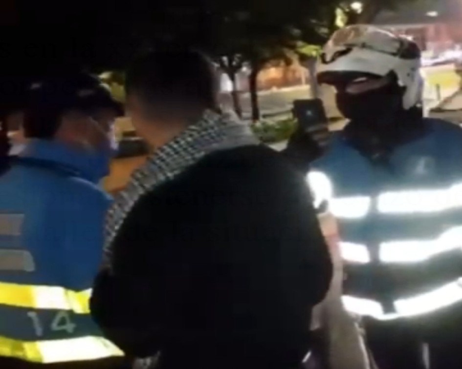 Momento en que le preguntan al abogado por la prueba de alcoholemia. Momento en que le preguntan al abogado por la prueba de alcoholemia.