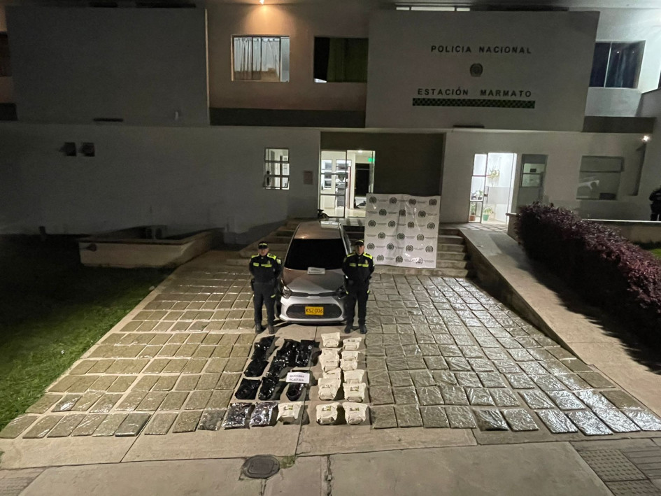 Un vehículo lo abandonaron repleto de marihuana en Marmato Lo recuperado.