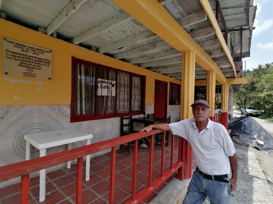 William Salazar posa junto a la placa que en el 2015 instaló la Gobernación de Caldas para conmemorar los 30 años de la explosión del volcán Nevado del Ruiz que les arrebató la vida a varios habitantes de Montevideo. William Salazar posa junto a la placa que en el 2015 instaló la Gobernación de Caldas para conmemorar los 30 años de la explosión del volcán Nevado del Ruiz que les arrebató la vida a varios habitantes de Montevideo.