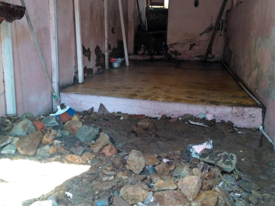 Así quedó la sala de la casa de Luz Mary Palau tras el paso del agua hacia la calle. Así quedó la sala de la casa de Luz Mary Palau tras el paso del agua hacia la calle.