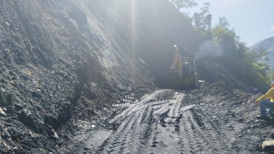 Foto | Cortesía Gobernación de Caldas | LA PATRIA Atención del derrumbe en el sector de Río Pozo. Foto | Cortesía Gobernación de Caldas | LA PATRIA Atención del derrumbe en el sector de Río Pozo.