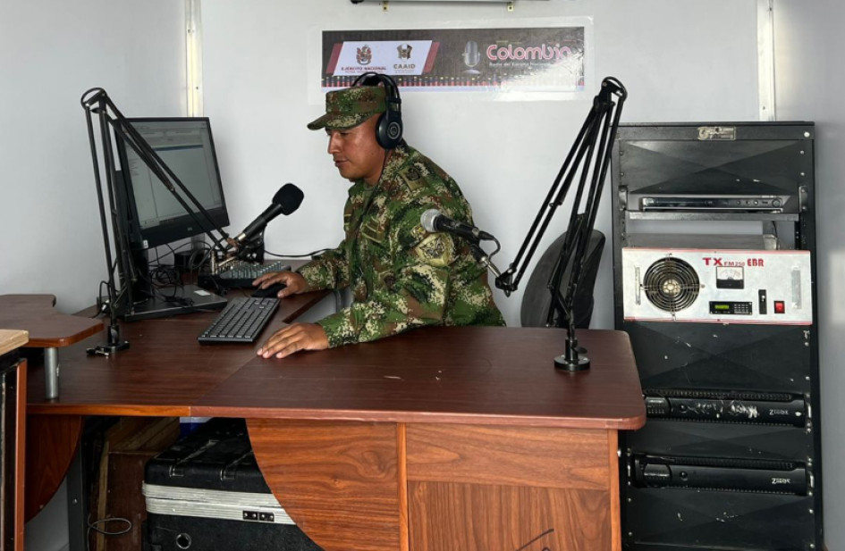 El Ejército Nacional informa a través de sus emisoras sobre la actividad del volcán Nevado del Ruiz. El Ejército Nacional informa a través de sus emisoras sobre la actividad del volcán Nevado del Ruiz.