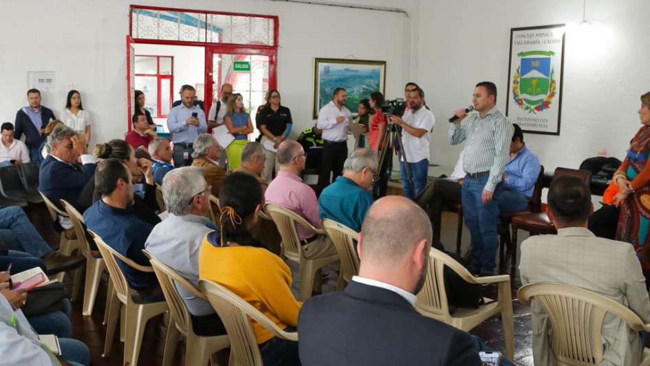 Reunión de las autoridades con los ganaderos de la región, en Villamaría, para analizar planes de contingencia debido a la actividad del volcán Nevado del Ruiz. Reunión de las autoridades con los ganaderos de la región, en Villamaría, para analizar planes de contingencia debido a la actividad del volcán Nevado del Ruiz.