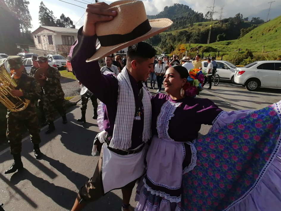 Bailes y alegría durante la toma de la Gobernación de Caldas a Gallinazo. Bailes y alegría durante la toma de la Gobernación de Caldas a Gallinazo.