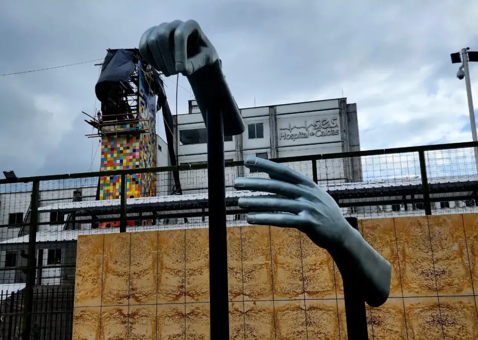 Así se ve el monumento de las manos sin la lámpara, que desapareció de su lugar y las autoridades no saben qué pasó. Así se ve el monumento de las manos sin la lámpara, que desapareció de su lugar y las autoridades no saben qué pasó.