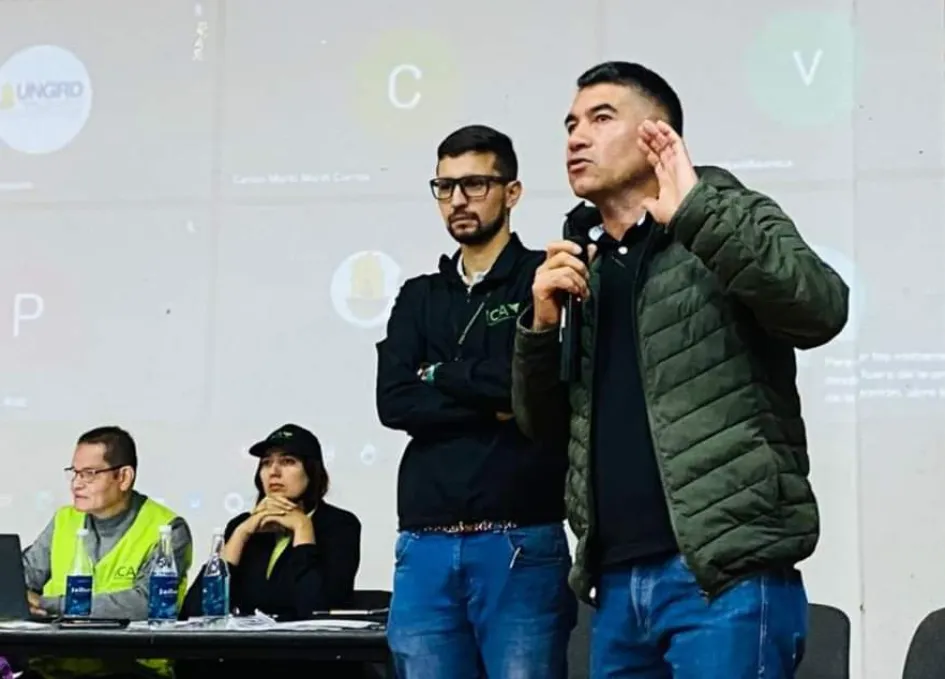 José Antonio García (d), alcalde de Murillo (Tolima), durante un Consejo de Gestión del Riesgo por la actividad naranja del volcán Nevado del Ruiz. José Antonio García (d), alcalde de Murillo (Tolima), durante un Consejo de Gestión del Riesgo por la actividad naranja del volcán Nevado del Ruiz.