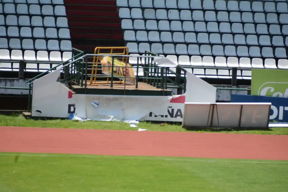 Esta es una valla que los aficionados del Once Caldas dañaron anoche cuando ingresaron a la grama del estadio Palogrande. 