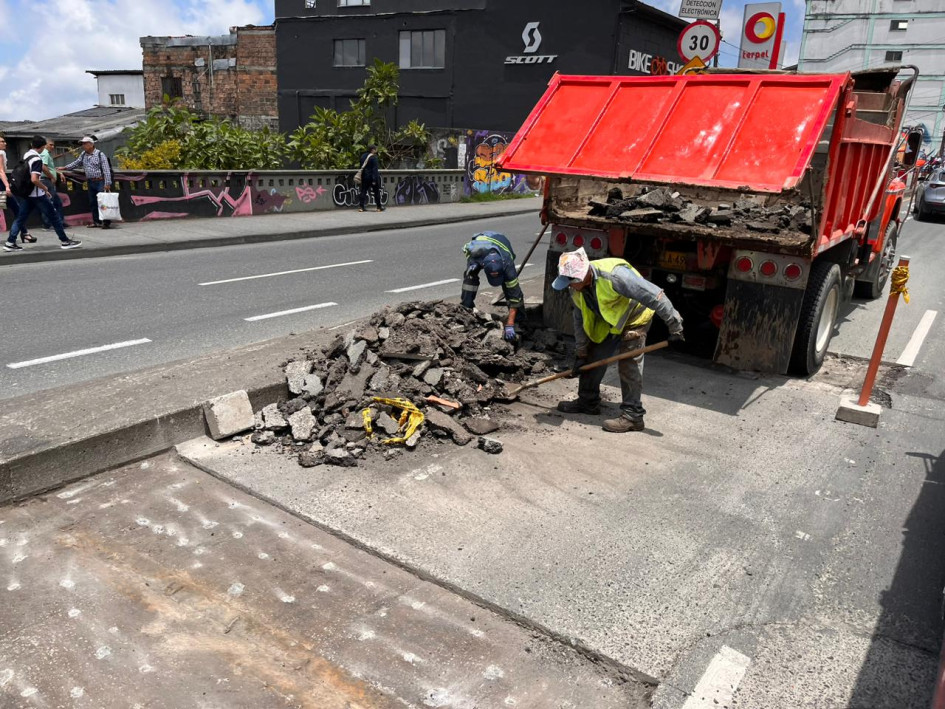Foto | Luis Trejos | LA PATRIA La semana pasada realizaron los cortes en la avenida Santander entre La Santísima Trinidad y el Hotel Carretero. Asimismo, terminaron de regar la capa asfáltica en los distintos huecos que había. Foto | Luis Trejos | LA PATRIA La semana pasada realizaron los cortes en la avenida Santander entre La Santísima Trinidad y el Hotel Carretero. Asimismo, terminaron de regar la capa asfáltica en los distintos huecos que había.Foto | Luis Trejos | LA PATRIA La semana pasada realizaron los cortes en la avenida Santander entre La Santísima Trinidad y el Hotel Carretero. Asimismo, terminaron de regar la capa asfáltica en los distintos huecos que había.
