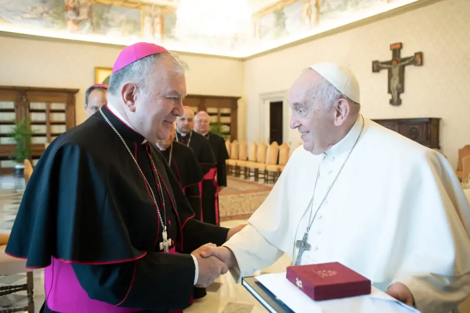 Monseñor José Miguel Gómez Rodríguez y el papa Francisco. Monseñor José Miguel Gómez Rodríguez y el papa Francisco.