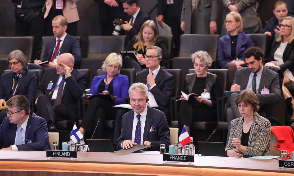 El ministro de Relaciones Exteriores de Finlandia, Pekka Haavisto (centro), asistió como nuevo miembro oficial a la reunión de apoyo a Ucrania durante la reunión de ministros de Relaciones Exteriores de la OTAN en la sede de la Alianza en Bruselas, Bélgica. El ministro de Relaciones Exteriores de Finlandia, Pekka Haavisto (centro), asistió como nuevo miembro oficial a la reunión de apoyo a Ucrania durante la reunión de ministros de Relaciones Exteriores de la OTAN en la sede de la Alianza en Bruselas, Bélgica.