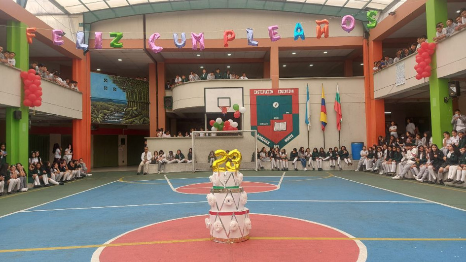 Con bombas, banderas y una torta, docentes y estudiantes decoraron el colegio. Con bombas, banderas y una torta, docentes y estudiantes decoraron el colegio.