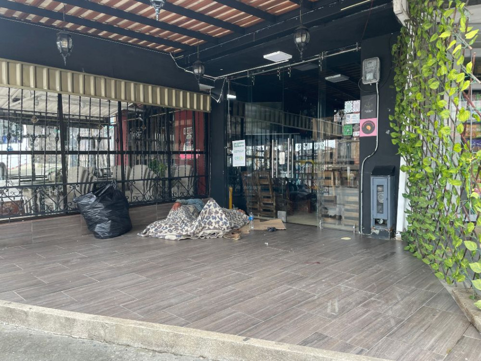 Los antejardines de los locales comerciales se volvieron las camas de los habitantes de calle. Los denunciantes solicitan a la Alcaldía dar solución. Foto | Albeiro Rudas | Los antejardines de los locales comerciales se volvieron las camas de los habitantes de calle. Los denunciantes solicitan a la Alcaldía dar solución. Foto | Albeiro Rudas |