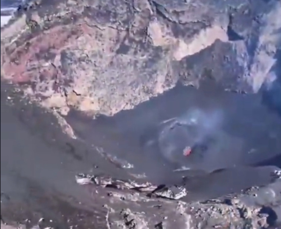 Captura de video del volcán Villarrica en Chile, del que se publicó en redes sociales como supuestamente el Nevado del Ruiz. Captura de video del volcán Villarrica en Chile, del que se publicó en redes sociales como supuestamente el Nevado del Ruiz.