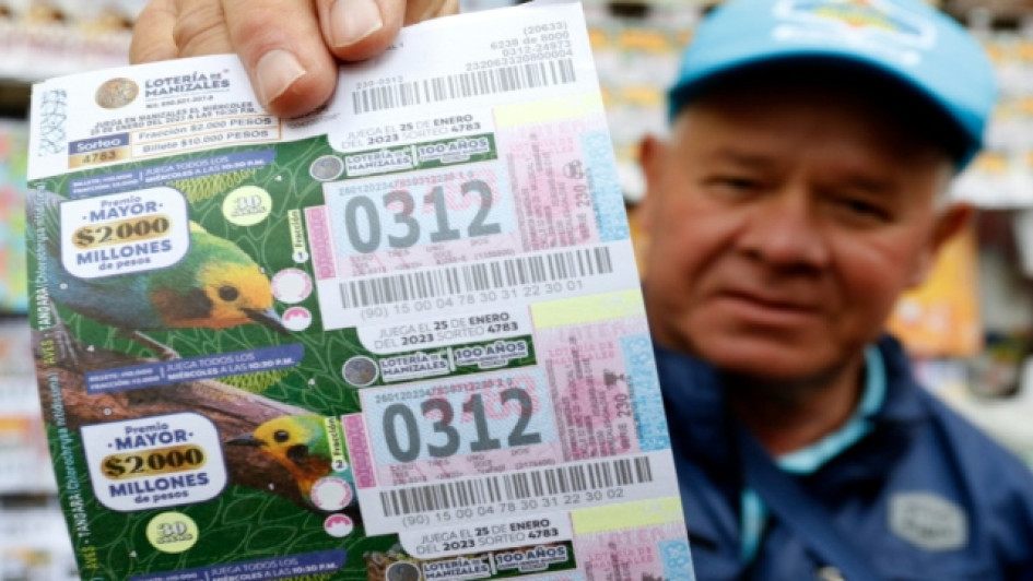 loteria-de-manizales-resultados-26-abril-2023 Vendedor de Lotería de Manizales mostrando los tiquetes para la venta.