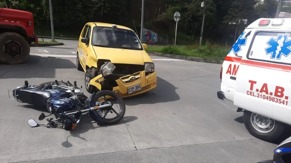 Choque de moto y taxi en la Ciudadela del Norte de Manizales. Choque de moto y taxi en la Ciudadela del Norte de Manizales.