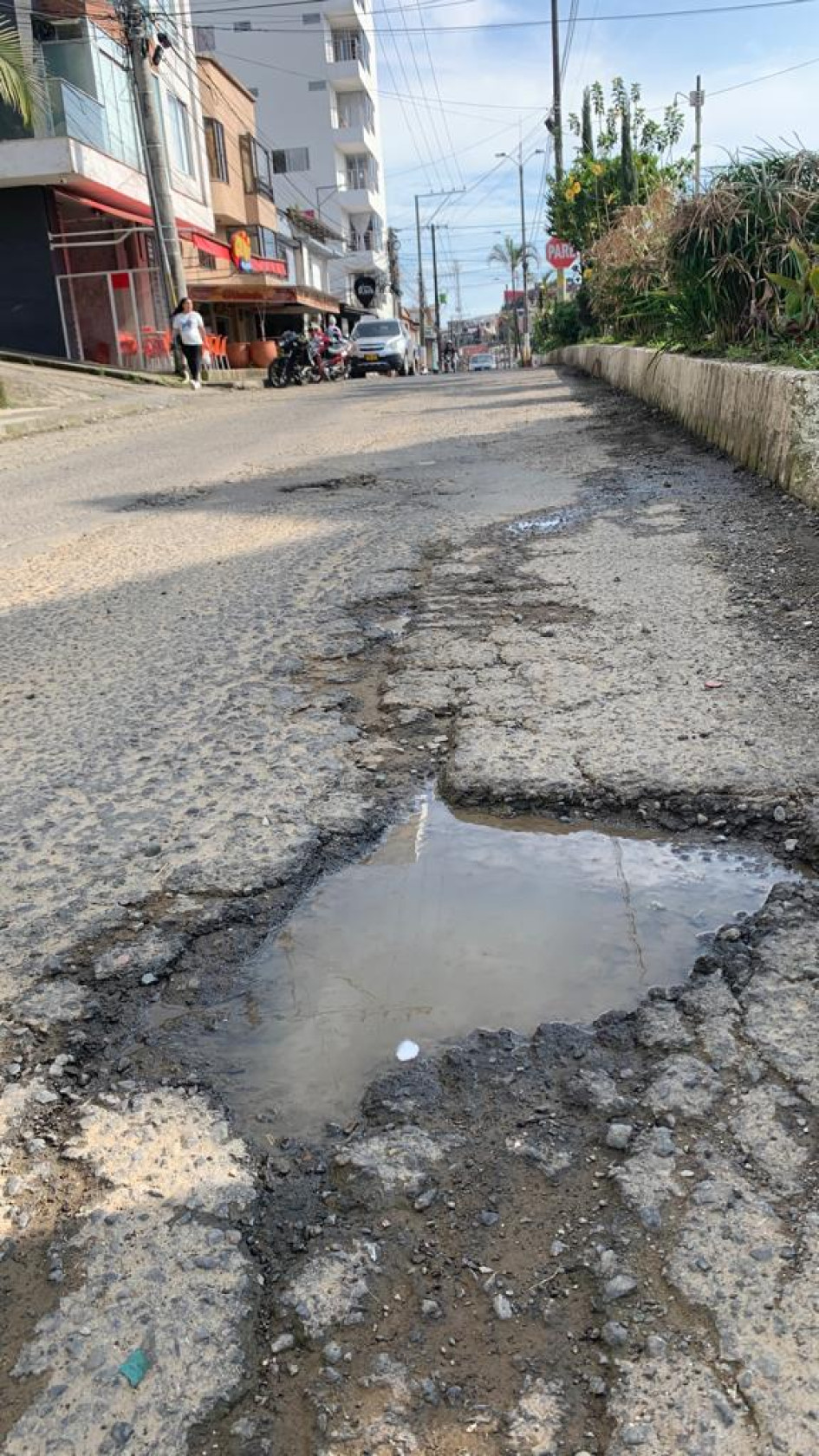 En la avenida El Libertador la comunidad se queja de los huecos que deben esquivar. Solicitan arreglo y reclaman la ausencia de la Alcaldía para hacer mantenimiento antes de Semana Santa En la avenida El Libertador la comunidad se queja de los huecos que deben esquivar. Solicitan arreglo y reclaman la ausencia de la Alcaldía para hacer mantenimiento antes de Semana Santa