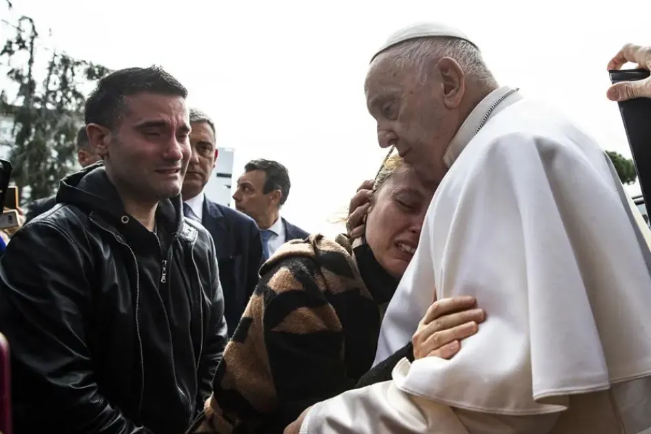 Papa Francisco El papa Francisco abraza a una mujer tras abandonar ayer el hospital Gemelli de Roma en el que permanecía ingresado desde hace una semana a causa de una bronquitis.