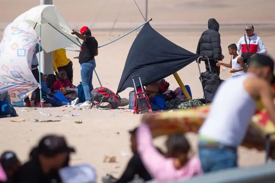 Cientos de migrantes venezolanos, colombianos y haitianos se encuentran varados en la zona fronteriza de Perú y Chile hoy, en la ciudad de Arica (Chile). Cientos de migrantes venezolanos, colombianos y haitianos se encuentran varados en la zona fronteriza de Perú y Chile hoy, en la ciudad de Arica (Chile).