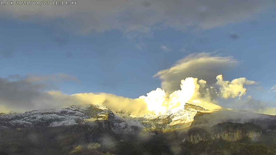 El volcán Nevado del Ruiz, visto ayer desde la cámara del SGC en el sector del cerro Piraña y río Azufrado. El volcán Nevado del Ruiz, visto ayer desde la cámara del SGC en el sector del cerro Piraña y río Azufrado.