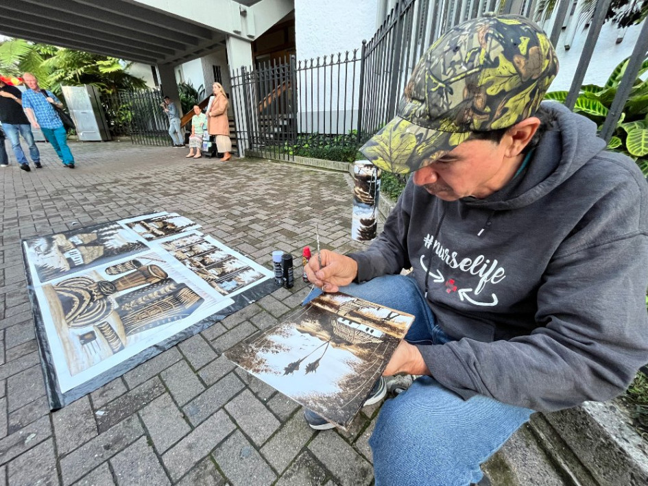 Antonio José Hernández llega todos los días al frente del Club Manizales y expone sus cuadros de paisaje que elabora con tintilla de madera, pátina y varsol sobre papel fotográfico. Antonio José Hernández llega todos los días al frente del Club Manizales y expone sus cuadros de paisaje que elabora con tintilla de madera, pátina y varsol sobre papel fotográfico.