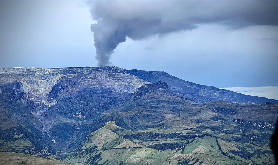 Imágenes del Volcán Nevado del Ruiz de ayer, 10 de abril. Imágenes del Volcán Nevado del Ruiz de ayer, 10 de abril.