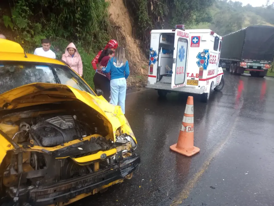 Una mujer lesionada en choque entre un taxi y un camión la vía Manizales-Alto de Letras Una mujer lesionada en choque entre un taxi y un camión la vía Manizales-Alto de Letras