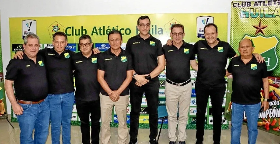 Michel Deller (sexto de izquierda a derecha), el máximo accionista de Independiente del Valle, junto a los salientes dirigentes del Atlético Huila, equipo que adquirió el empresario ecuatoriano. Michel Deller (sexto de izquierda a derecha), el máximo accionista de Independiente del Valle, junto a los salientes dirigentes del Atlético Huila, equipo que adquirió el empresario ecuatoriano.