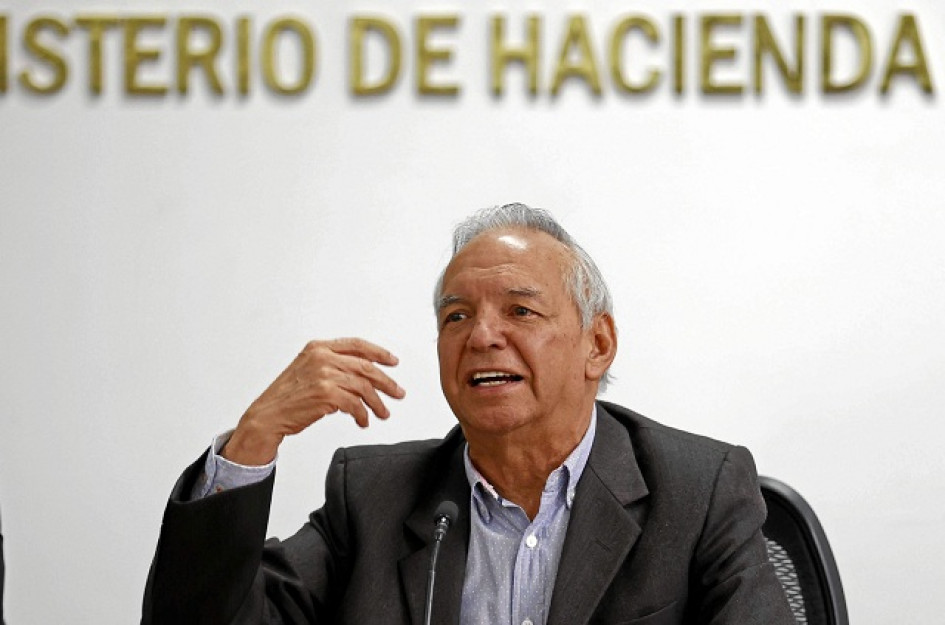 Ricardo Bonilla, quien fue secretario de Hacienda del presidente Gustavo Petro cuando fue alcalde de Bogotá, fue designado como el encargado de la cartera de Hacienda en reemplazo de José Antonio Ocampo. Ricardo Bonilla, quien fue secretario de Hacienda del presidente Gustavo Petro cuando fue alcalde de Bogotá, fue designado como el encargado de la cartera de Hacienda en reemplazo de José Antonio Ocampo.