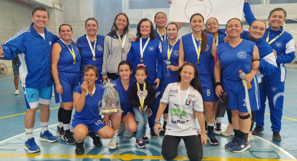 El equipo de baloncesto femenino de la Universidad de Caldas posa con las medallas de oro ganadas en el Zonal de los Juegos Nacionales Universitarios para docentes y administrativos. El equipo de baloncesto femenino de la Universidad de Caldas posa con las medallas de oro ganadas en el Zonal de los Juegos Nacionales Universitarios para docentes y administrativos.