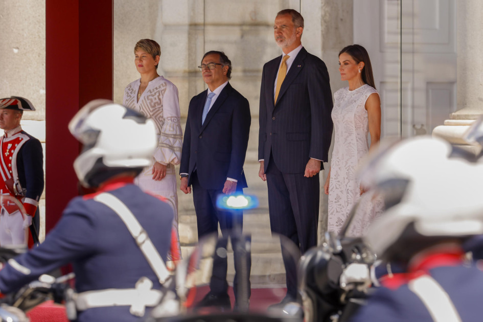 El jefe de Estado de Colombia, Gustavo Petro (izquierda), acompañado de su esposa, Verónica Alcocer, estuvo en la mañana de este miércoles reunido en el Palacio de la Zarzuela de Madrid (España) con el rey Felipe VI y la reina Letizia Ortiz. El jefe de Estado de Colombia, Gustavo Petro (izquierda), acompañado de su esposa, Verónica Alcocer, estuvo en la mañana de este miércoles reunido en el Palacio de la Zarzuela de Madrid (España) con el rey Felipe VI y la reina Letizia Ortiz.