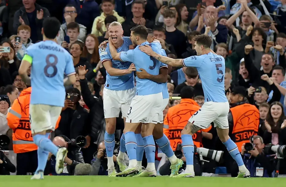 Los jugadores del Manchester City celebran después de vencer 4-0 al Real Madrid durante las semifinales de la Liga de Campeones de la UEFA, en Manchester, Gran Bretaña. Los jugadores del Manchester City celebran después de vencer 4-0 al Real Madrid durante las semifinales de la Liga de Campeones de la UEFA, en Manchester, Gran Bretaña.