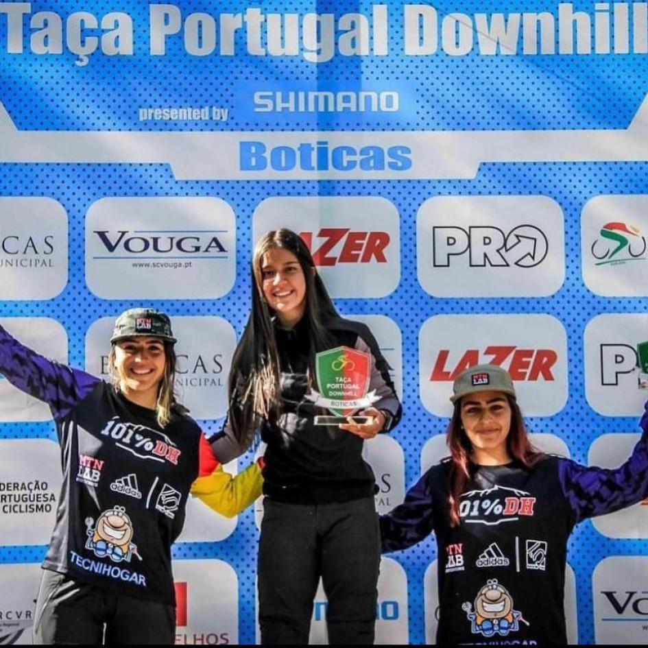 Valentina Roa (centro), en el podio de la Copa Boticas en Portugal. Se prepara para las válidas de la Copa Mundo.