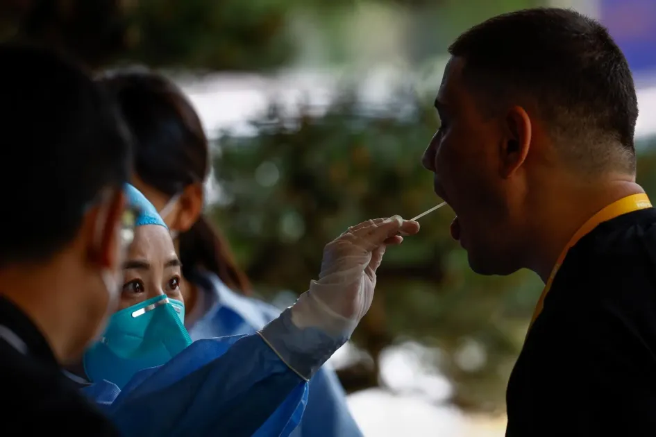 Un hombre se somete a una prueba PCR de covid-19 antes de la Cumbre China-Asia Central en un hotel en Xi'an, provincia de Shaanxi, China, este miércoles. Un hombre se somete a una prueba PCR de covid-19 antes de la Cumbre China-Asia Central en un hotel en Xi'an, provincia de Shaanxi, China, este miércoles.