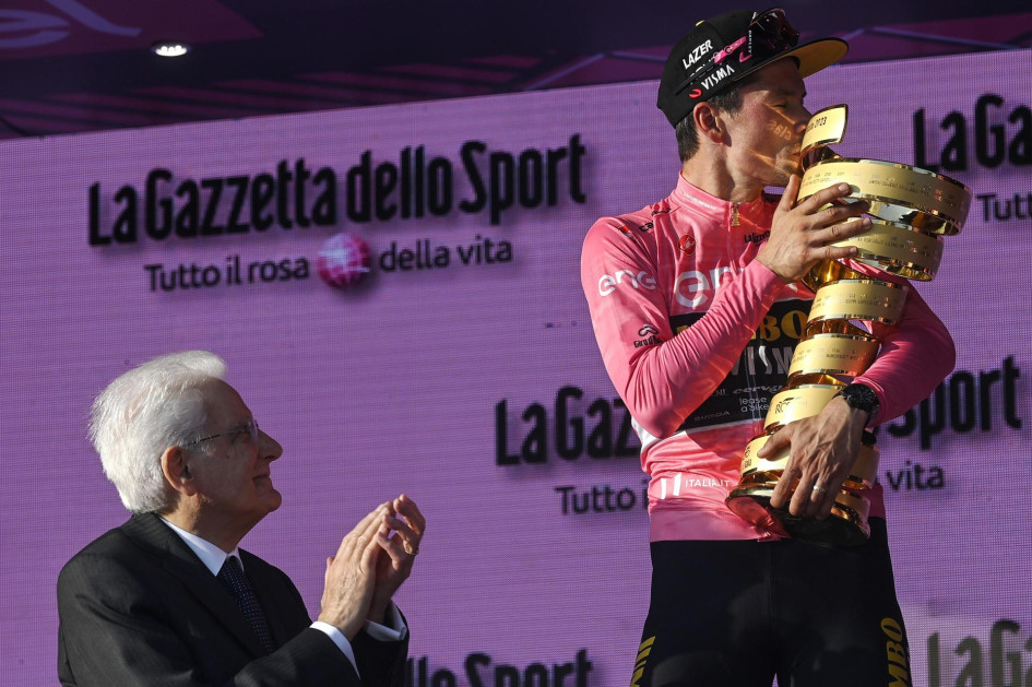El nuevo ganador del Giro de Italia, el esloveno Primoz Roglic (derecha), besa el trofeo de la competencia, que recibió del presidente italiano, Sergio Mattarella. El nuevo ganador del Giro de Italia, el esloveno Primoz Roglic (derecha), besa el trofeo de la competencia, que recibió del presidente italiano, Sergio Mattarella.