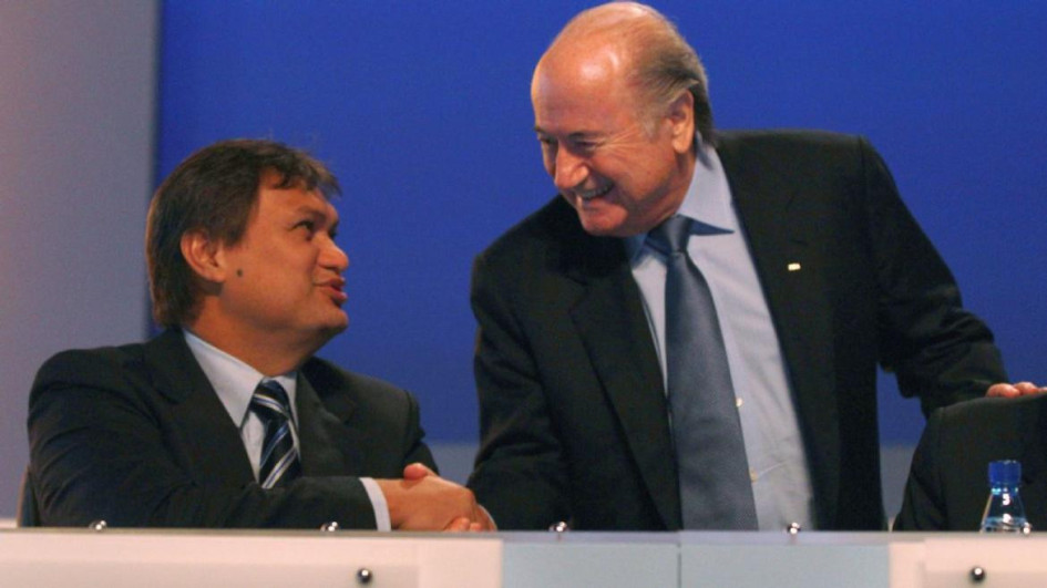 El tahitiano Reynald Temarii (izquierda) fue imputado en Francia por "presunta corrupción" en la atribución a Catar de la Copa del Mundo durante su período como vicepresidente de la FIFA. En la foto le da la mano al entonces presidente de la institución, el suizo Joseph Blatter. El tahitiano Reynald Temarii (izquierda) fue imputado en Francia por "presunta corrupción" en la atribución a Catar de la Copa del Mundo durante su período como vicepresidente de la FIFA. En la foto le da la mano al entonces presidente de la institución, el suizo Joseph Blatter.