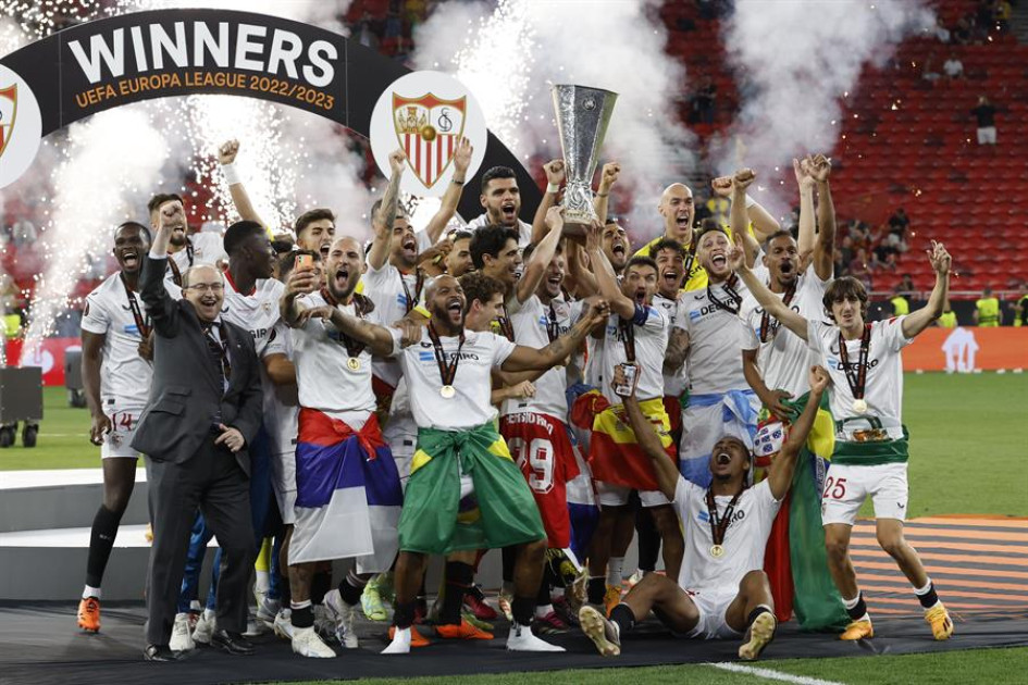 El conjunto español obtuvo su séptimo título en la Europa League, su torneo fetiche, y arrebató a Jose Mourinho el récord de imbatibilidad en finales europeas (había ganado sus cinco primeros duelos: dos en Champions, dos en Europa y uno en Conference). El conjunto español obtuvo su séptimo título en la Europa League, su torneo fetiche, y arrebató a Jose Mourinho el récord de imbatibilidad en finales europeas (había ganado sus cinco primeros duelos: dos en Champions, dos en Europa y uno en Conference).