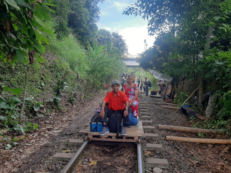 El desplome del puente El Alambrado que comunicaba a los departamentos del Quindío y Valle del Cauca, cerca de los municipios de La Tebaida y Caicedonia (Valle), hizo que las personas buscaran nuevas salidas. Los viejos rieles se convirtieron en la mejor opción. La pasadita cuesta $2 mil. El desplome del puente El Alambrado que comunicaba a los departamentos del Quindío y Valle del Cauca, cerca de los municipios de La Tebaida y Caicedonia (Valle), hizo que las personas buscaran nuevas salidas. Los viejos rieles se convirtieron en la mejor opción. La pasadita cuesta $2 mil.