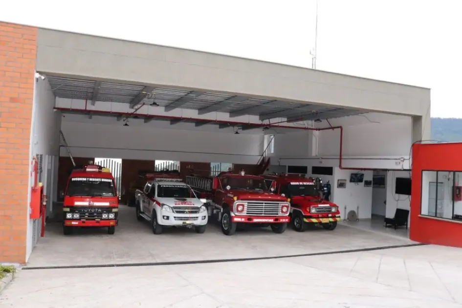 El Cuerpo de Pensilvania cuenta con 10 bomberos de planta y 25 voluntarios, El Cuerpo de Pensilvania cuenta con 10 bomberos de planta y 25 voluntarios,