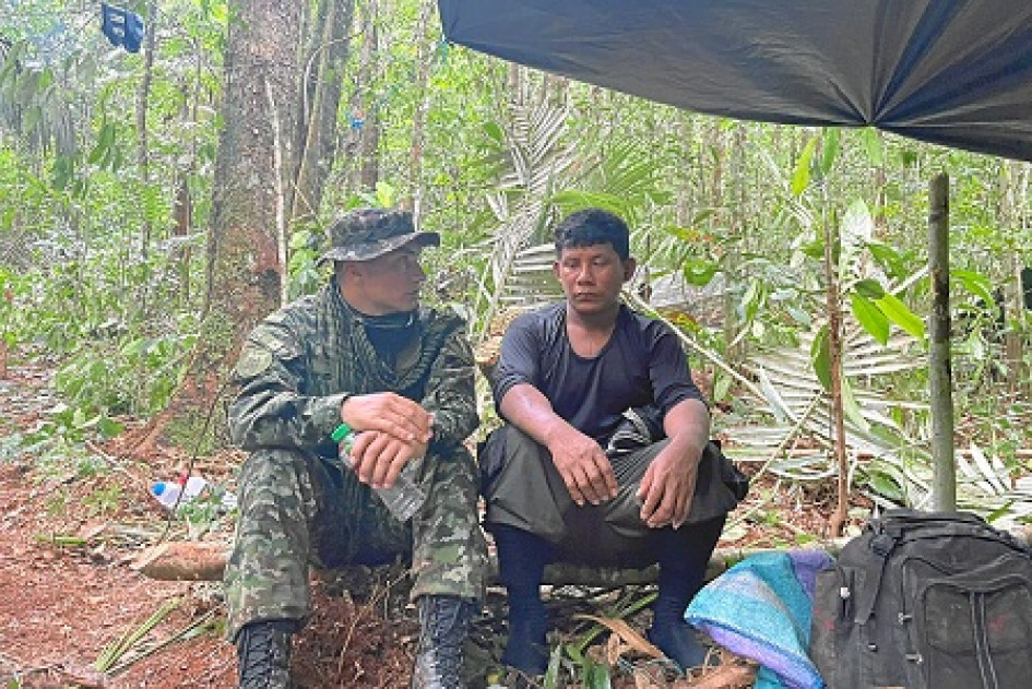 Foto | EFE | LA PATRIA Manuel Ranoque, padre de los cuatro niños desaparecidos tras el siniestro aéreo del Cessna 206, habla con un integrante del Ejército, en medio de la selva donde busca a sus hijos. Foto | EFE | LA PATRIA Manuel Ranoque, padre de los cuatro niños desaparecidos tras el siniestro aéreo del Cessna 206, habla con un integrante del Ejército, en medio de la selva donde busca a sus hijos.