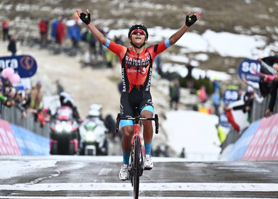 El arribo de Santiago Buitrago, del Bahrain-Victorious, a la meta de la etapa 19 del Giro, la antepenúltima de la carrera. El arribo de Santiago Buitrago, del Bahrain-Victorious, a la meta de la etapa 19 del Giro, la antepenúltima de la carrera.