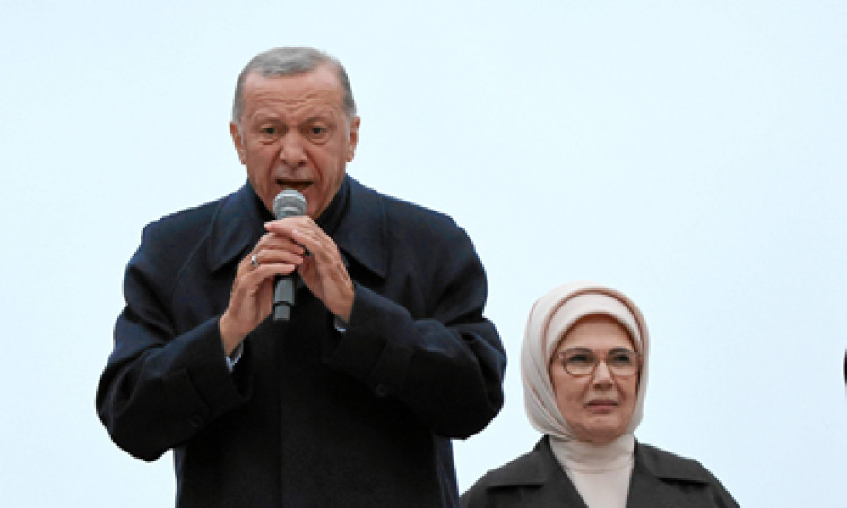 El presidente turco, Recep Tayyip Erdogan, se dirige a sus seguidores junto a su esposa Emine. El presidente turco, Recep Tayyip Erdogan, se dirige a sus seguidores junto a su esposa Emine.
