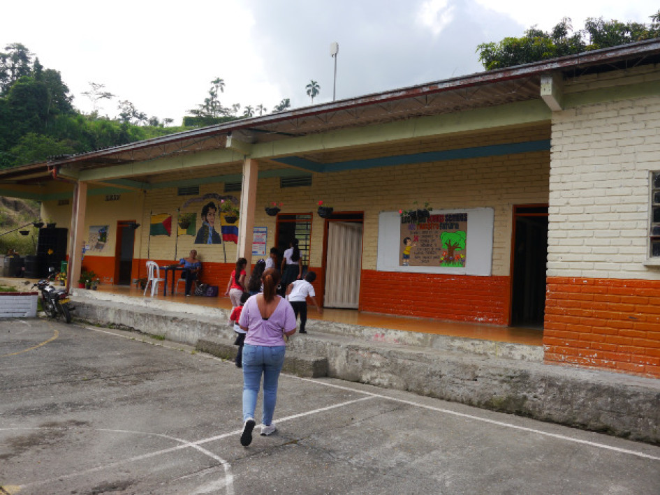 Docente y alumnos de la escuela Antonio Nariño, de Chinchiná, se preparan para afrontar una erupción del Ruiz. Docente y alumnos de la escuela Antonio Nariño, de Chinchiná, se preparan para afrontar una erupción del Ruiz.